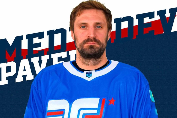 Подписан контракт с нападающим Павлом Медведевым