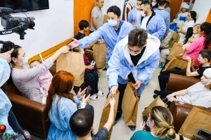 Тренеры и хоккеисты «Торпедо» посетили Центр матери и ребенка