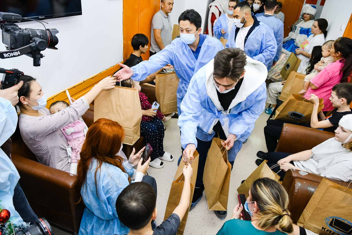 Тренеры и хоккеисты «Торпедо» посетили Центр матери и ребенка