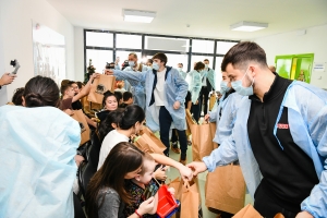 Хоккеисты «Торпедо» посетили Центр матери и ребенка