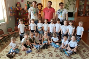 Хоккеист, клюшка, шайба - всё настоящее